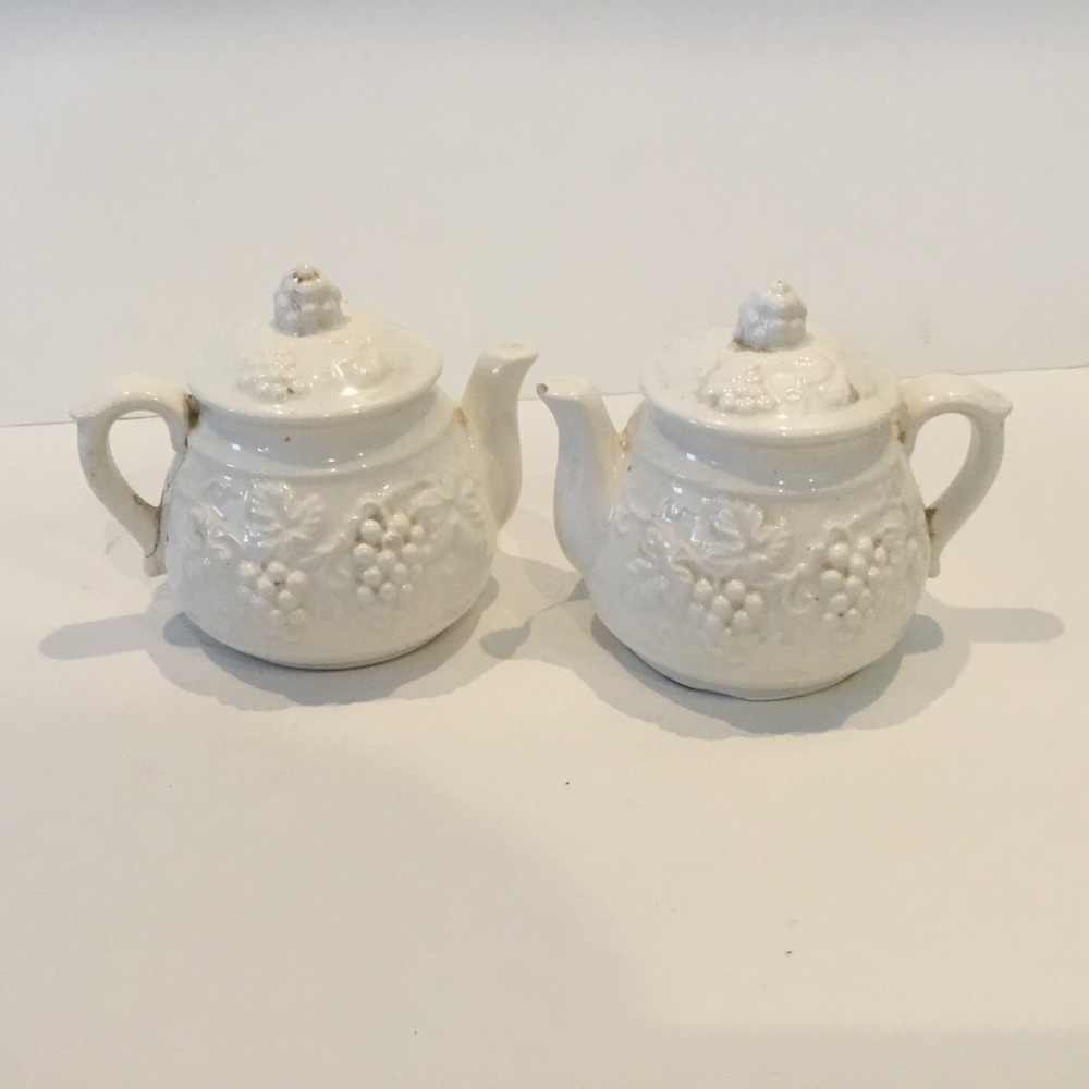 Enesco Teapots Salt and Pepper Vintage  Shaker Set Made In Japan Marked
